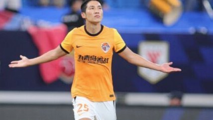 延森大禁区外围起脚远射，皮球直挂死角，小蜜蜂1-2曼联