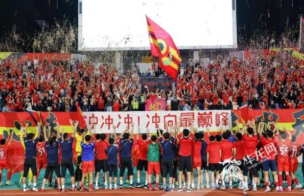 五万六千名观众见证！铜梁龙VS国安之战的史诗级盛况