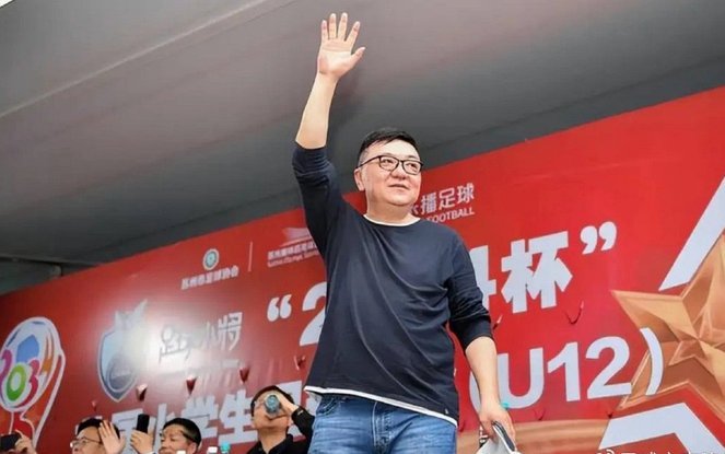 董路和孙继海该分桌坐吗？球圈争议话题引发热议