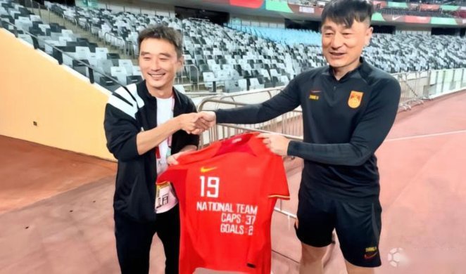 马德兴：大卫带U16国足不像职业教练，集训像队员们难得的假期。这个马兴很看不上大卫啊！
