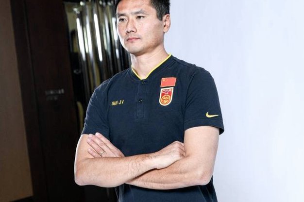 听说这是宋凯精心挑选的国足主教练然后被去年郭士强坑的被总局改为邵佳一