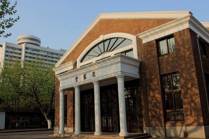 上田绮世欣赏法尔考+从小学因扎吉/劳尔，在荷甲师从范佩西